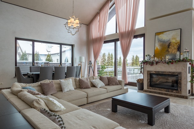 spacious-living-room-in-modern-cottage